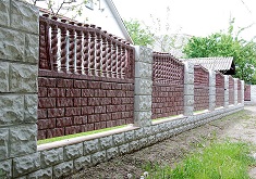 Каменный забор с бетонными секциями